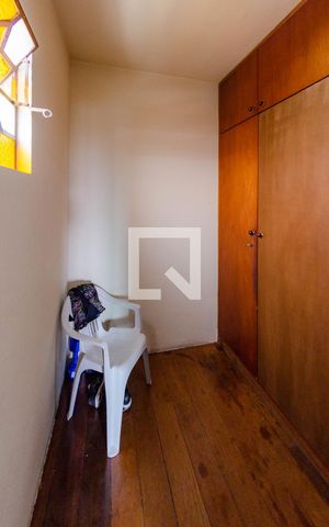 Casa à venda com 309m², 5 quartos e 3 vagas Casa à venda com 309m², 5 quartos e 3 vagasCloset
