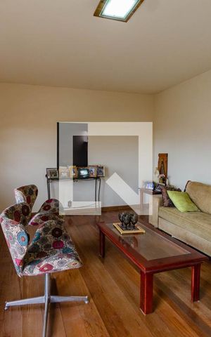 Casa à venda com 309m², 5 quartos e 3 vagas Casa à venda com 309m², 5 quartos e 3 vagasSala