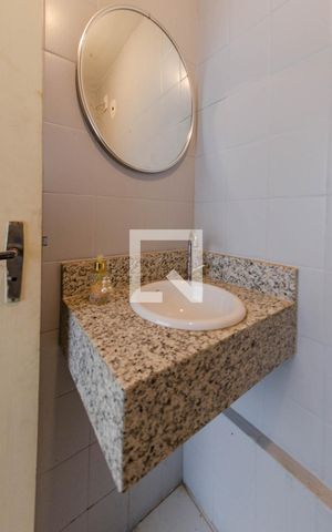 Casa à venda com 309m², 5 quartos e 3 vagas Casa à venda com 309m², 5 quartos e 3 vagasBanheiro de serviço