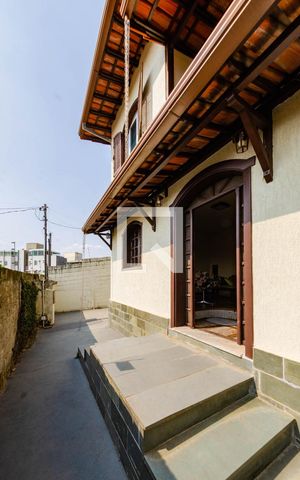 Casa à venda com 309m², 5 quartos e 3 vagas Casa à venda com 309m², 5 quartos e 3 vagasVaranda