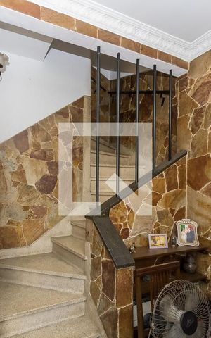 Casa de condomínio à venda com 90m², 4 quartos e 3 vagas Casa de condomínio à venda com 90m², 4 quartos e 3 vagasSala - Acesso ao 2º andar