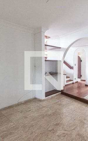 Casa à venda com 300m², 3 quartos e 2 vagas Casa à venda com 300m², 3 quartos e 2 vagasSala