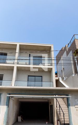 Casa à venda com 186m², 3 quartos e 6 vagas Casa à venda com 186m², 3 quartos e 6 vagasFachada