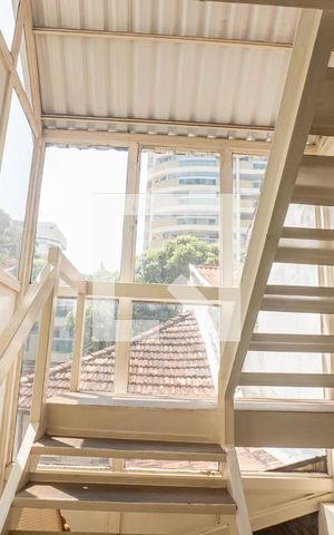 Casa à venda com 221m², 3 quartos e 3 vagas Casa à venda com 221m², 3 quartos e 3 vagasEscadas
