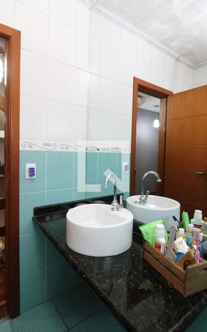 Casa à venda com 190m², 3 quartos e 2 vagasBanheiro Social