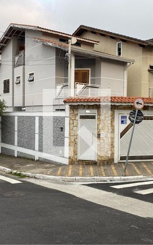 Casa à venda com 190m², 3 quartos e 2 vagas Casa à venda com 190m², 3 quartos e 2 vagasFachada