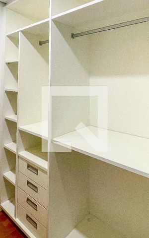 Apartamento à venda com 112m², 2 quartos e 3 vagas Apartamento à venda com 112m², 2 quartos e 3 vagasCloset