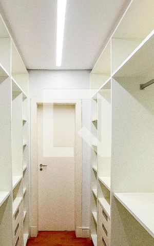 Apartamento à venda com 112m², 2 quartos e 3 vagas Apartamento à venda com 112m², 2 quartos e 3 vagasCloset