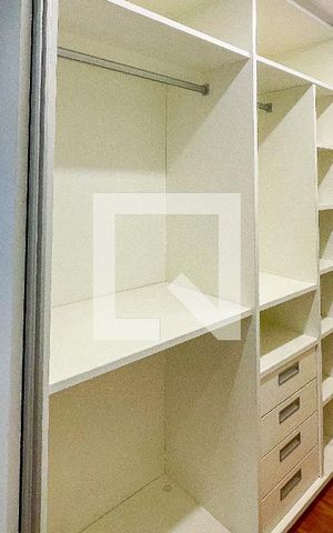 Apartamento à venda com 112m², 2 quartos e 3 vagas Apartamento à venda com 112m², 2 quartos e 3 vagasCloset