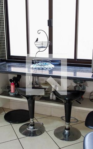 Casa à venda com 198m², 4 quartos e 4 vagas Casa à venda com 198m², 4 quartos e 4 vagascozinha
