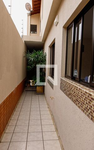 Casa à venda com 198m², 4 quartos e 4 vagas Casa à venda com 198m², 4 quartos e 4 vagasCorredor