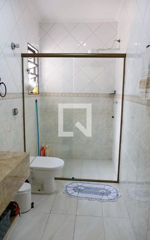Casa à venda com 198m², 4 quartos e 4 vagas Casa à venda com 198m², 4 quartos e 4 vagasBanheiro da Suíte 4