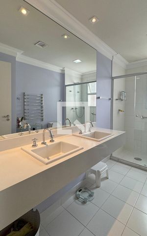 Apartamento à venda com 196m², 4 quartos e 3 vagasBanheiro da Suíte 1