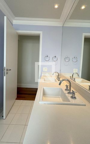 Apartamento à venda com 196m², 4 quartos e 3 vagasBanheiro da Suíte 1
