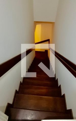 Apartamento à venda com 210m², 3 quartos e 3 vagas Apartamento à venda com 210m², 3 quartos e 3 vagasEscada