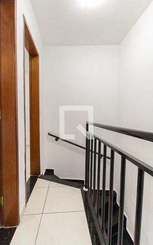 Casa de condomínio à venda com 71m², 2 quartos e 1 vaga Casa de condomínio à venda com 71m², 2 quartos e 1 vagaEscada