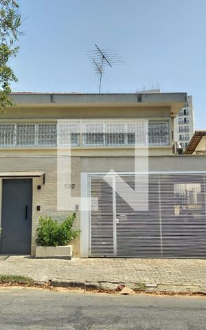 Casa à venda com 390m², 4 quartos e 2 vagas Casa à venda com 390m², 4 quartos e 2 vagasFachada