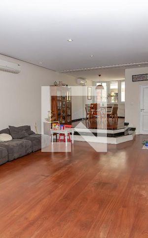 Casa à venda com 390m², 4 quartos e 2 vagas Casa à venda com 390m², 4 quartos e 2 vagasSala