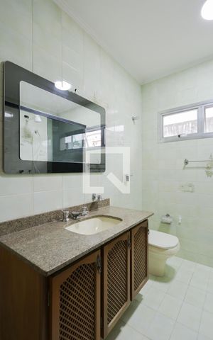 Casa para alugar com 260m², 4 quartos e 2 vagas Casa para alugar com 260m², 4 quartos e 2 vagasBanheiro da Suíte 1