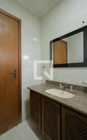Casa para alugar com 260m², 4 quartos e 2 vagas Casa para alugar com 260m², 4 quartos e 2 vagasBanheiro da suíte 2