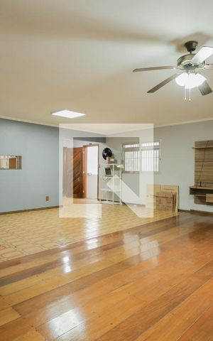 Casa para alugar com 260m², 4 quartos e 2 vagas Casa para alugar com 260m², 4 quartos e 2 vagasSala