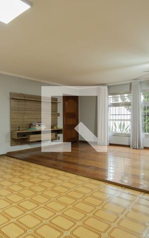 Casa para alugar com 260m², 4 quartos e 2 vagas Casa para alugar com 260m², 4 quartos e 2 vagasSala