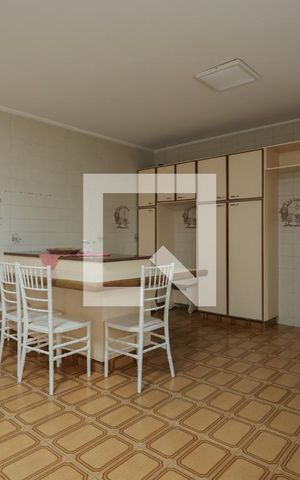 Casa para alugar com 260m², 4 quartos e 2 vagas Casa para alugar com 260m², 4 quartos e 2 vagasCozinha