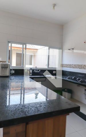Casa de condomínio à venda com 270m², 3 quartos e 3 vagas Casa de condomínio à venda com 270m², 3 quartos e 3 vagasCozinha e Área de Serviço