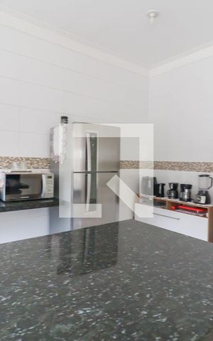 Casa de condomínio à venda com 270m², 3 quartos e 3 vagas Casa de condomínio à venda com 270m², 3 quartos e 3 vagasCozinha e Área de Serviço
