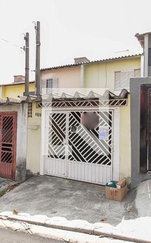 Casa à venda com 100m², 2 quartos e 1 vaga Casa à venda com 100m², 2 quartos e 1 vagaFachada