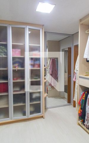 Apartamento à venda com 250m², 4 quartos e 3 vagas Apartamento à venda com 250m², 4 quartos e 3 vagasCloset da suíte