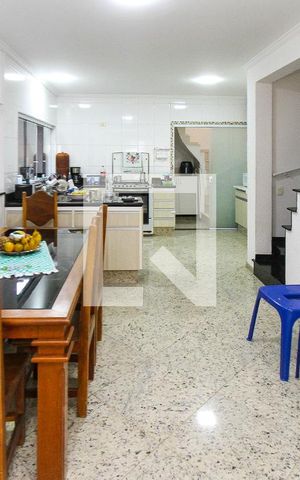 Casa à venda com 102m², 3 quartos e 2 vagas Casa à venda com 102m², 3 quartos e 2 vagasSala