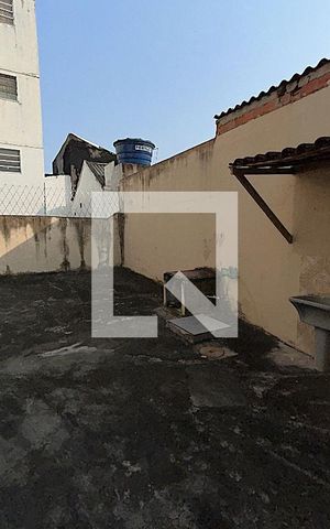 Casa para alugar com 70m², 2 quartos e sem vagaQuintal