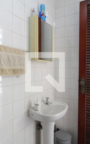 Casa de condomínio à venda com 350m², 4 quartos e 3 vagasBanheiro de Serviço