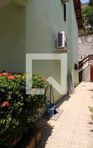 Casa de condomínio à venda com 350m², 4 quartos e 3 vagasLateral