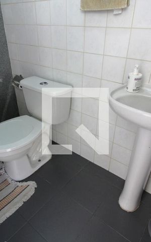 Casa de condomínio à venda com 350m², 4 quartos e 3 vagasBanheiro de Serviço