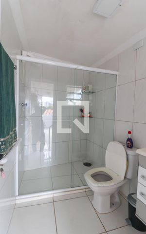 Casa à venda com 244m², 4 quartos e 3 vagas Casa à venda com 244m², 4 quartos e 3 vagasBanheiro externo
