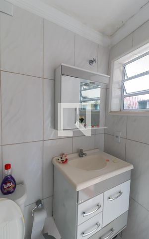 Casa à venda com 244m², 4 quartos e 3 vagas Casa à venda com 244m², 4 quartos e 3 vagasBanheiro externo