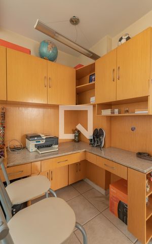 Apartamento à venda com 200m², 3 quartos e 3 vagas Apartamento à venda com 200m², 3 quartos e 3 vagasEscritório