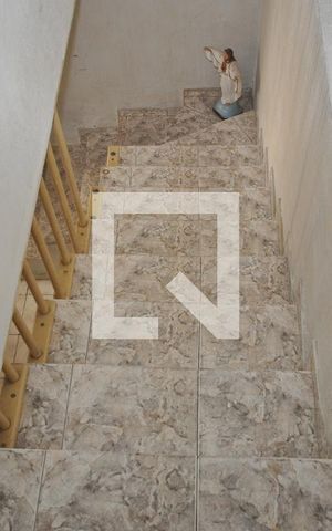 Casa à venda com 150m², 2 quartos e 2 vagasEscada