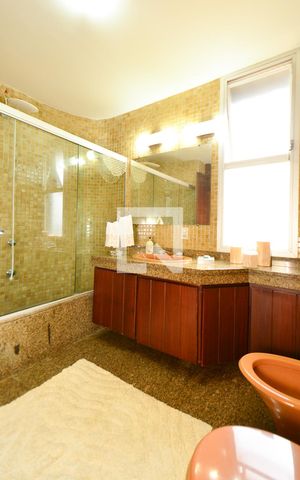 Apartamento à venda com 560m², 5 quartos e 3 vagas Apartamento à venda com 560m², 5 quartos e 3 vagasBanheiro social