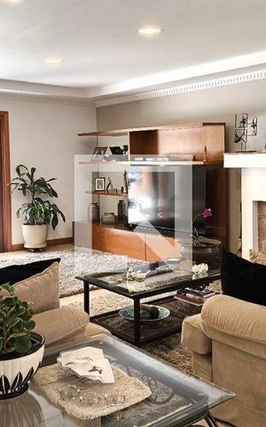 Casa à venda com 450m², 4 quartos e 5 vagas Casa à venda com 450m², 4 quartos e 5 vagasSala