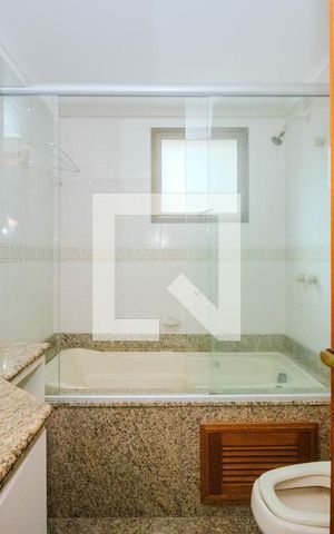 Apartamento à venda com 174m², 2 quartos e 2 vagas Apartamento à venda com 174m², 2 quartos e 2 vagasBanheiro da Suíte