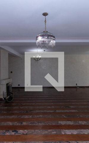 Casa à venda com 540m², 6 quartos e 4 vagas Casa à venda com 540m², 6 quartos e 4 vagasSala de Jantar