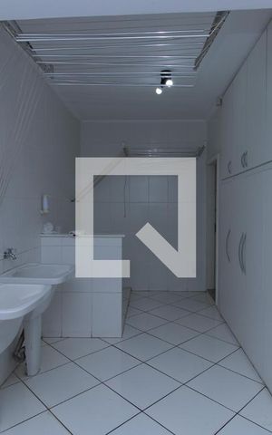 Casa à venda com 540m², 6 quartos e 4 vagas Casa à venda com 540m², 6 quartos e 4 vagasÁrea de Serviço