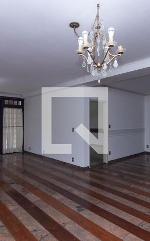Casa à venda com 540m², 6 quartos e 4 vagas Casa à venda com 540m², 6 quartos e 4 vagasSala