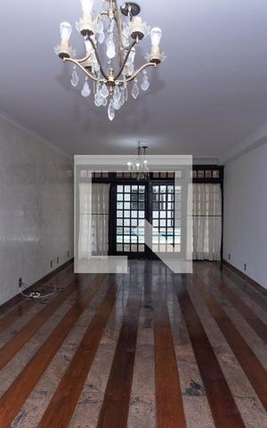 Casa à venda com 540m², 6 quartos e 4 vagas Casa à venda com 540m², 6 quartos e 4 vagasSala de Estar
