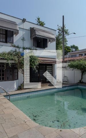 Casa à venda com 540m², 6 quartos e 4 vagas Casa à venda com 540m², 6 quartos e 4 vagasQuintal