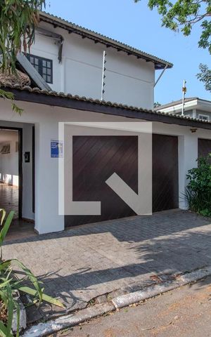 Casa à venda com 540m², 6 quartos e 4 vagas Casa à venda com 540m², 6 quartos e 4 vagasFachada