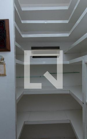Casa à venda com 540m², 6 quartos e 4 vagas Casa à venda com 540m², 6 quartos e 4 vagasDespensa
